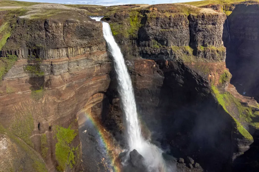 Cascada Háifoss, una de las cascadas más altas de Islandia, rodeada de acantilados y paisajes volcánicos.