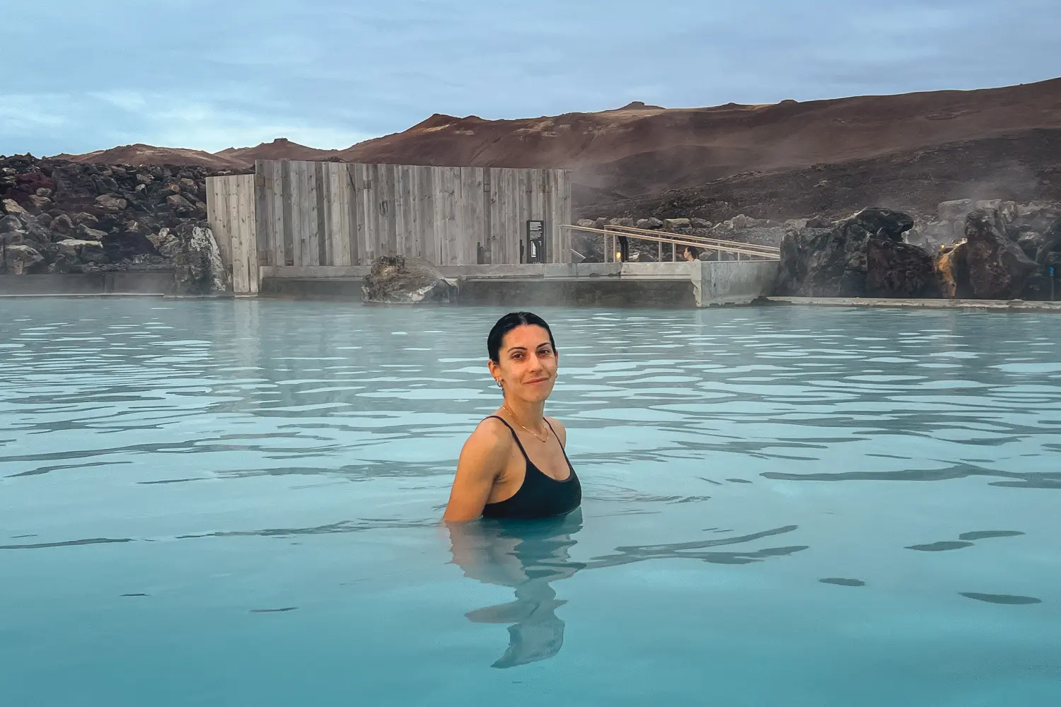 Silvia disfrutando de las aguas geotermales de Earth Lagoon Mývatn, rodeada de paisajes volcánicos en el norte de Islandia.
