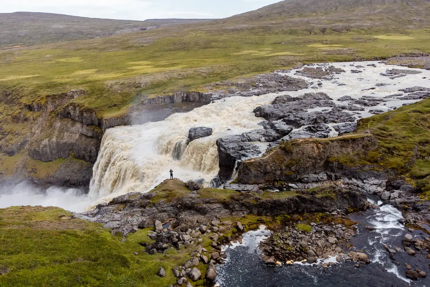 Cascada en la ruta Waterfall Circle, un recorrido entre cascadas y paisajes naturales del este de Islandia.