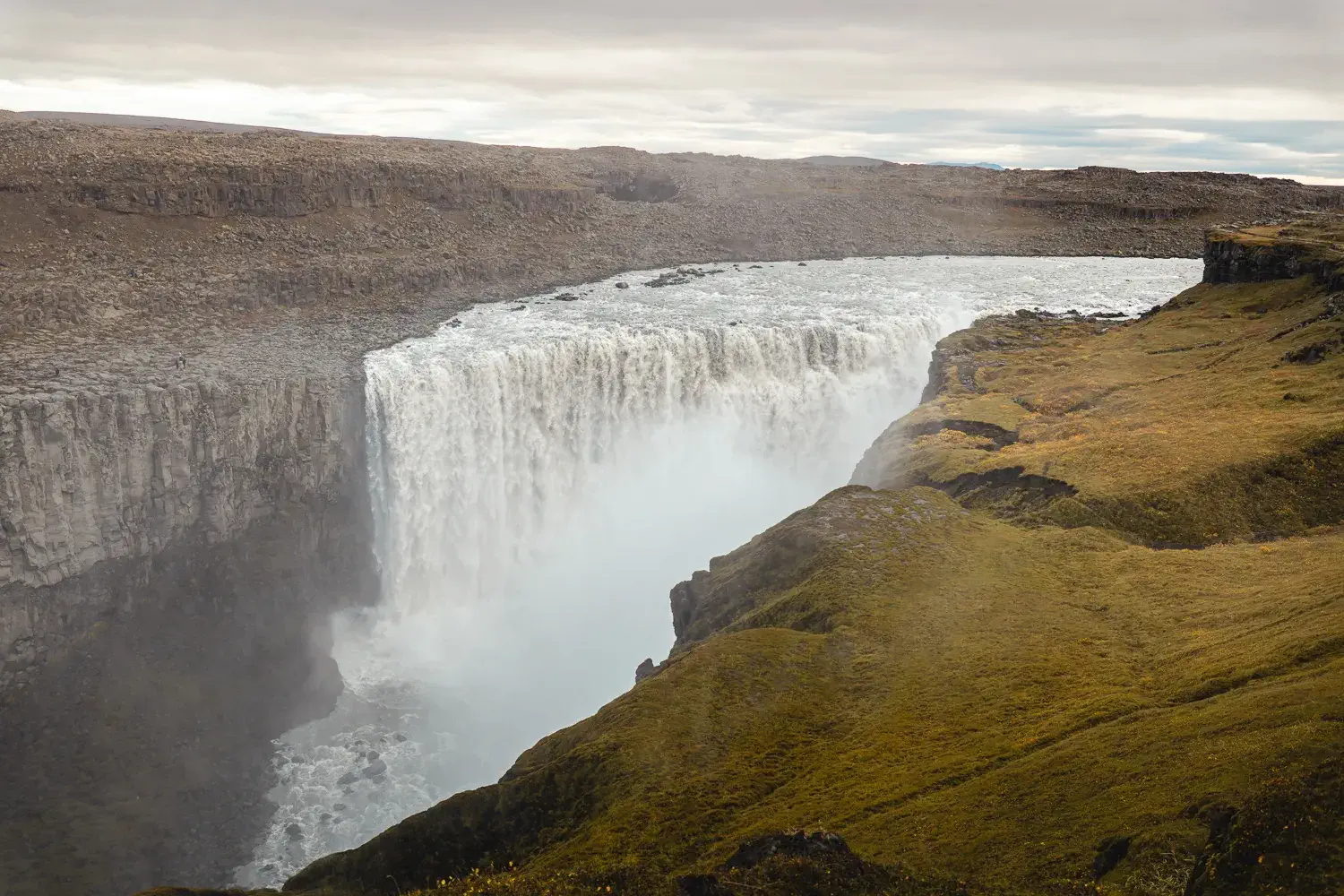 Cascada Dettifoss, una de las más caudalosas de Europa, con sus aguas turbulentas en el Parque Nacional Vatnajökull, al norte de Islandia.