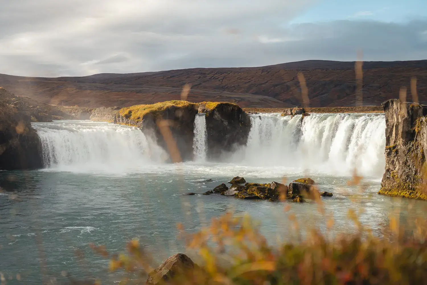 Cascada de Goðafoss, una de las maravillas naturales que ver en el norte de Islandia, con sus aguas cayendo en forma de herradura.