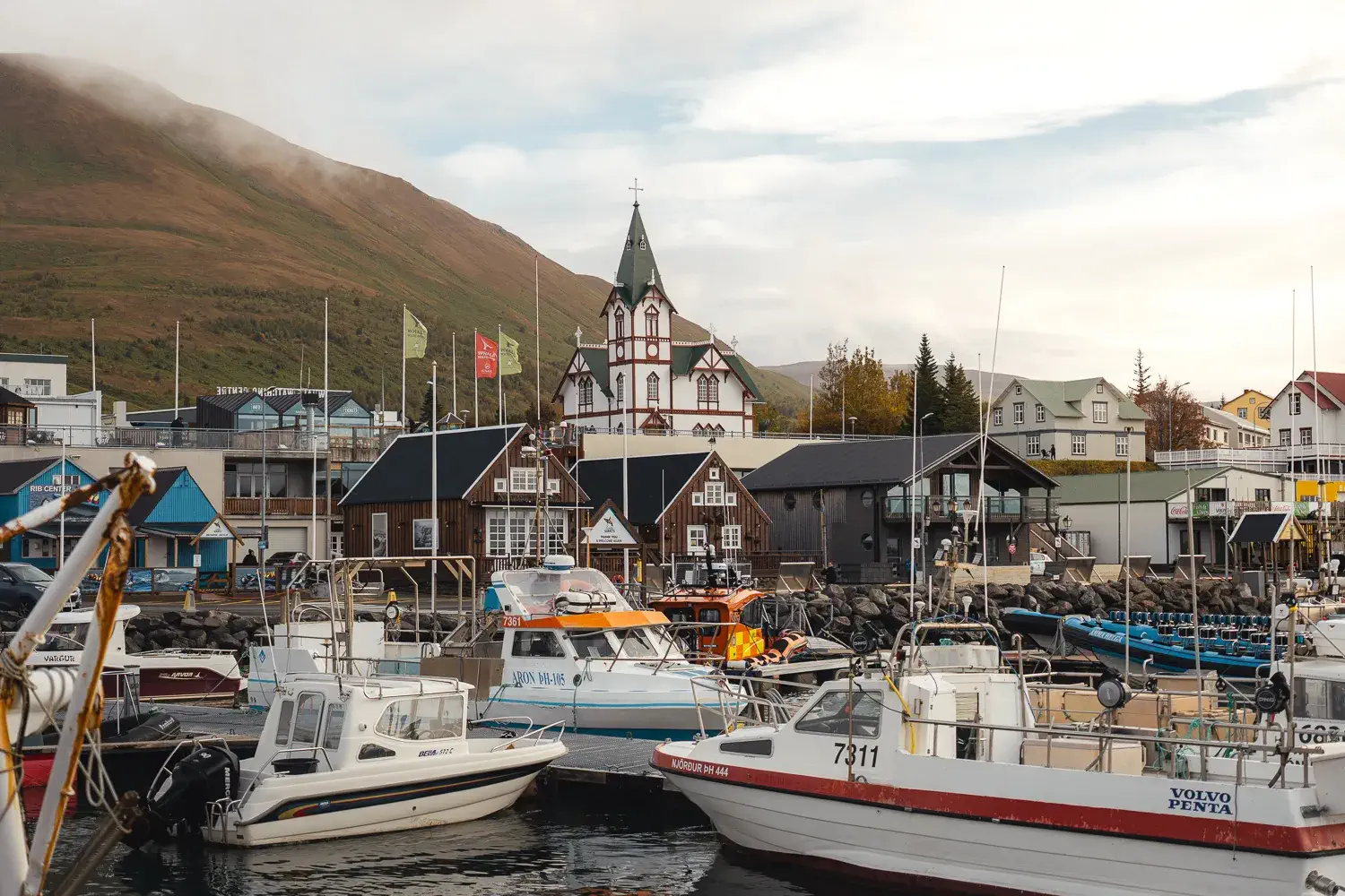 Vista de Húsavík con su característica iglesia de madera y el puerto, uno de los pueblos más pintorescos del norte de Islandia.