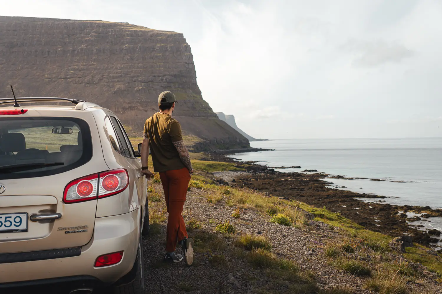 Paisaje de los Westfjords con nuestro coche de alquiler en Islandia