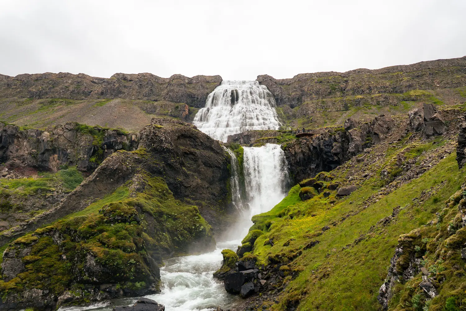 Vista panorámica de la cascada Dynjandi y su entorno. Se ve la forma del velo de novia de la cascada y el siguiente salto de agua.