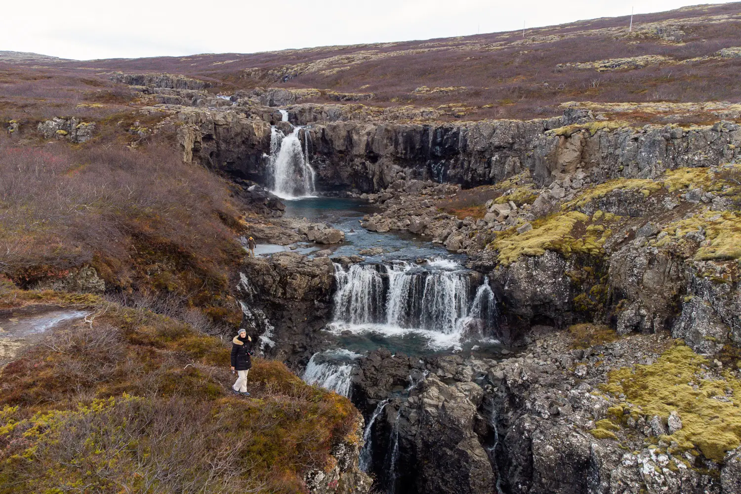 Cascada Thingmannaá compuesta de varias alturas en mitad de un paraje seco otoñal en tonos marrones