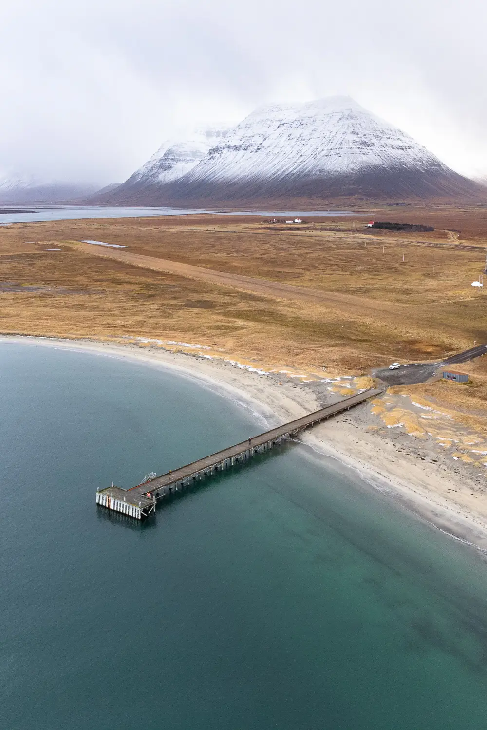 Vista aérea del muelle de Önundarfjörður con los colores del otoño en las montañas de fiordo. 
