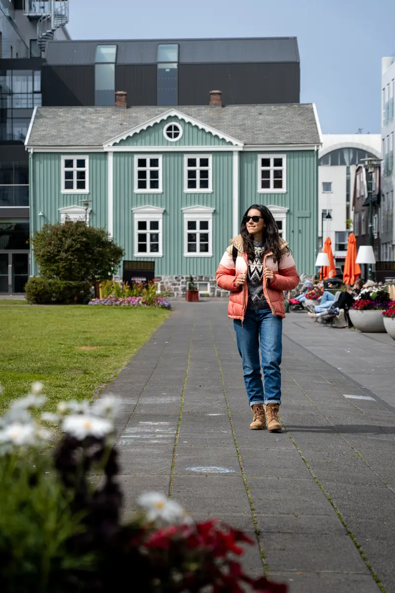 Silvia paseando por la plaza Austurvöllur, en el centro histórico de Reikiavik, rodeada de edificios emblemáticos de la capital islandesa.