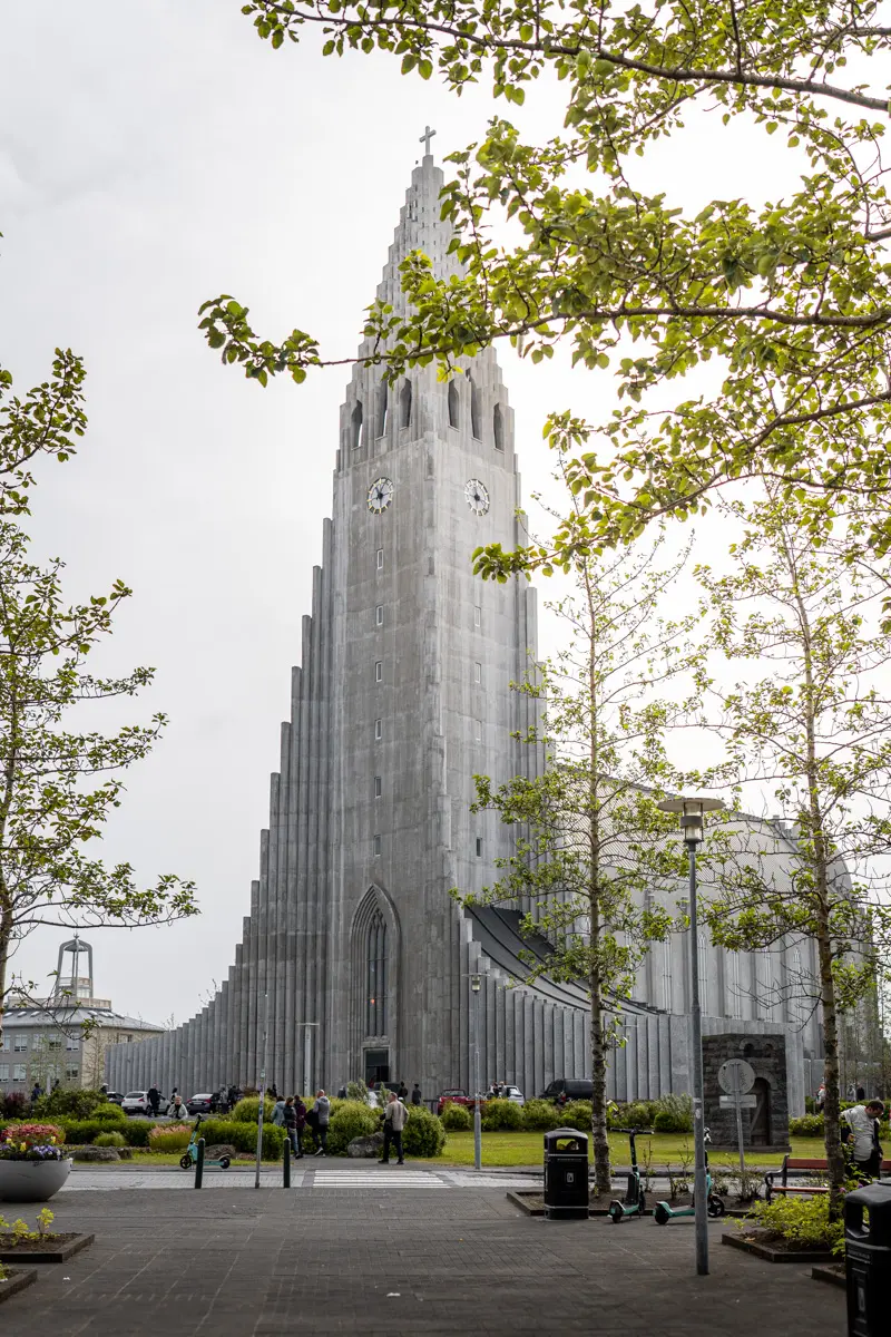 Hallgrímskirkja, la emblemática iglesia de arquitectura moderna que destaca en el centro de Reikiavik, capital de Islandia.
