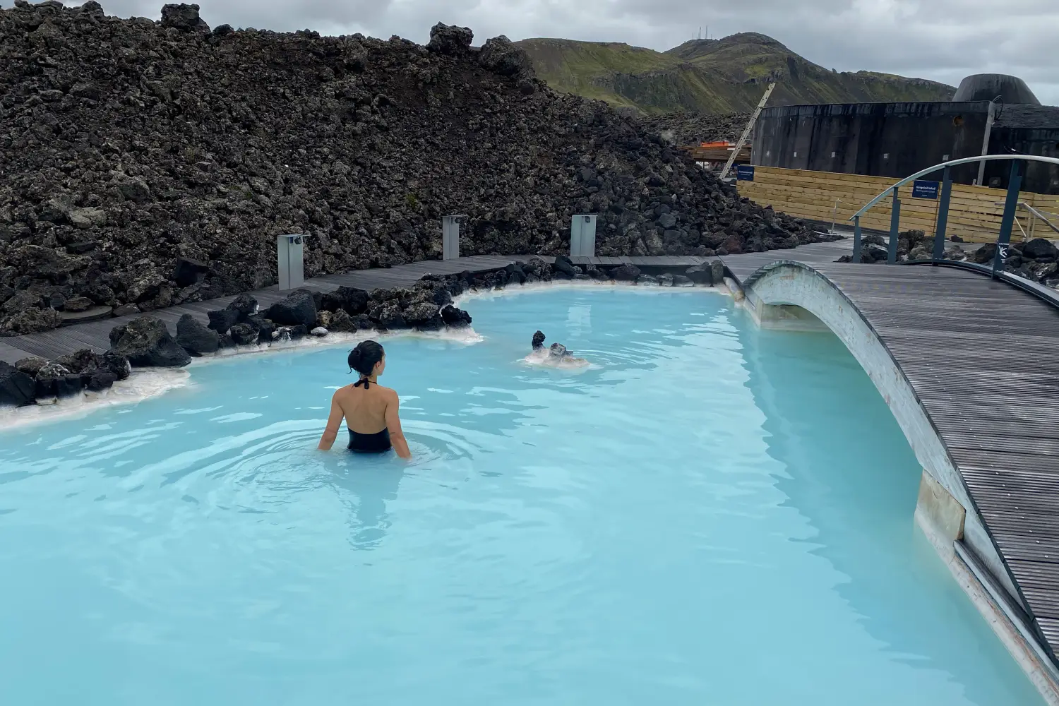 Piscina termal de Blue Lagoon de agua azul turquesa, uno de los lugares preferidos que visitar en una ruta por Islandia.