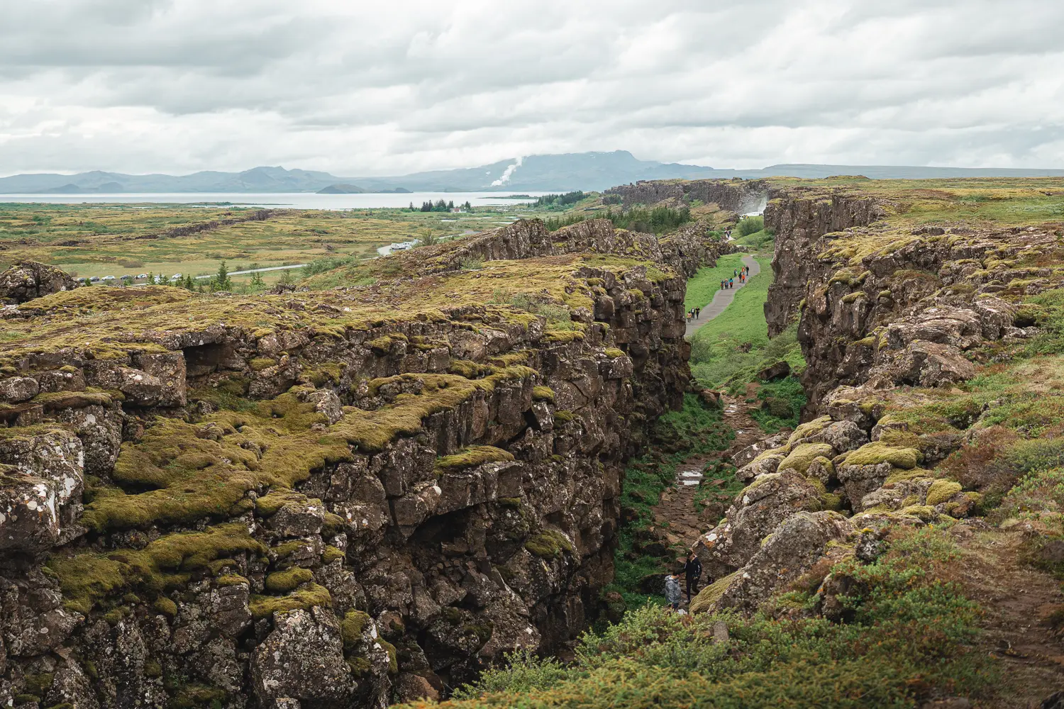Garganta dentro del Paruqe Nacional Thingvellir, donde se separan las placas tectónicas en Islandia.
