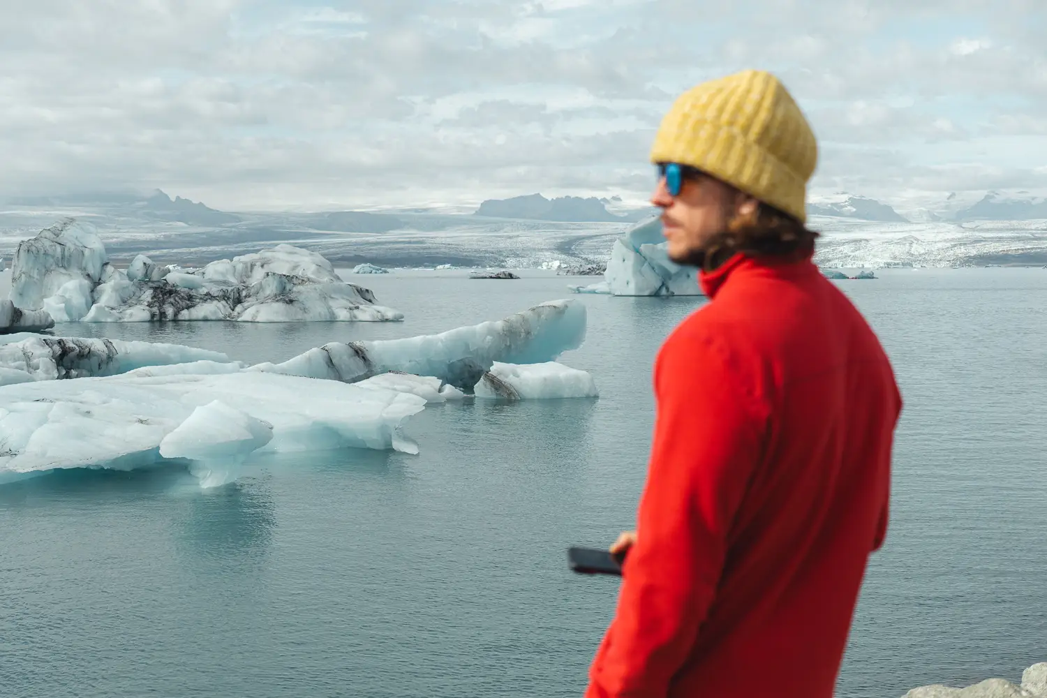 David en la laguna de Jökulsárlón, durante una ruta por el sur de Islandia, contemplando los icebergs flotando en el agua.