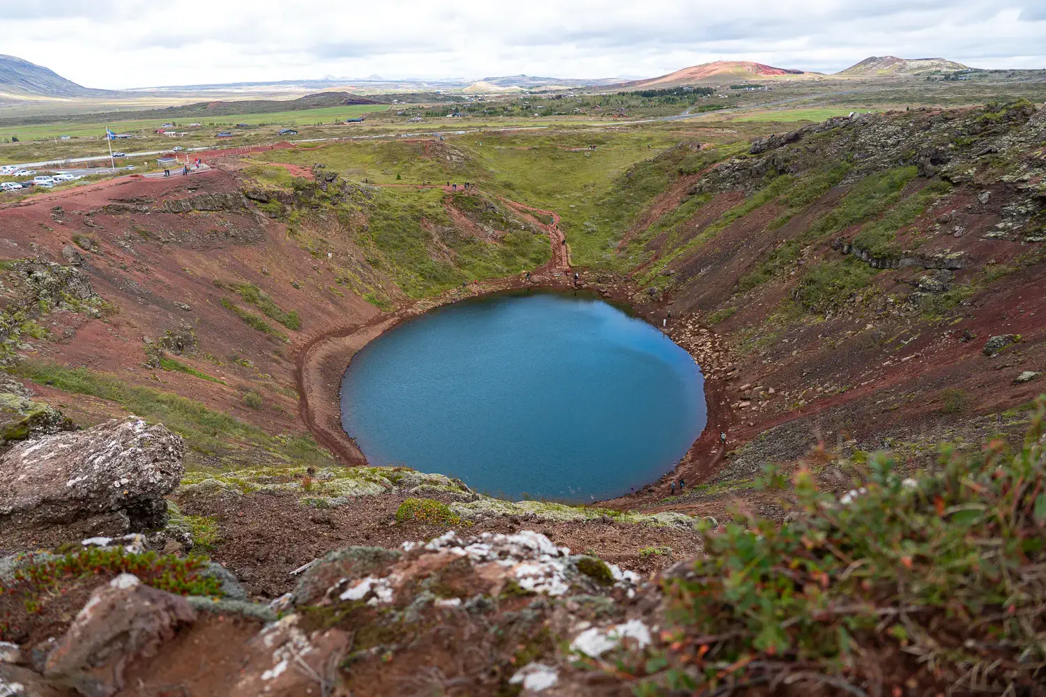 Laguna azul dentro del cráter Kerid en el Circulo Dorado de Islandia
