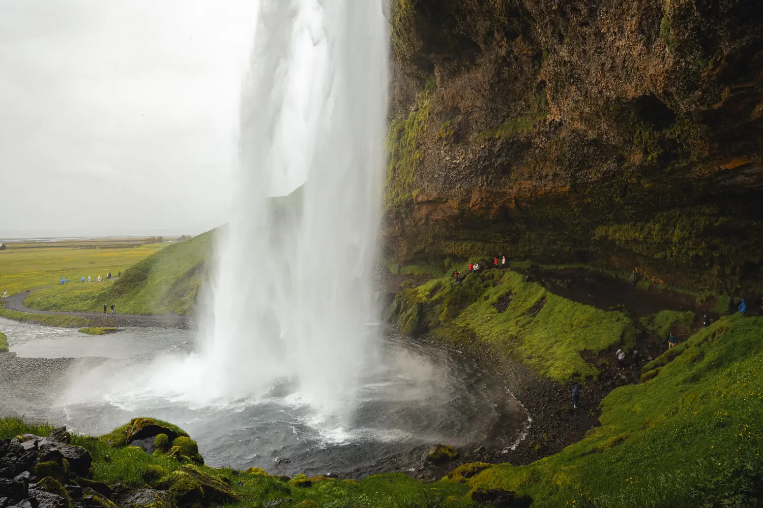 Vista de la cascada Seljalandsfoss desde detrás de la cortina de agua, en la costa sur de Islandia.