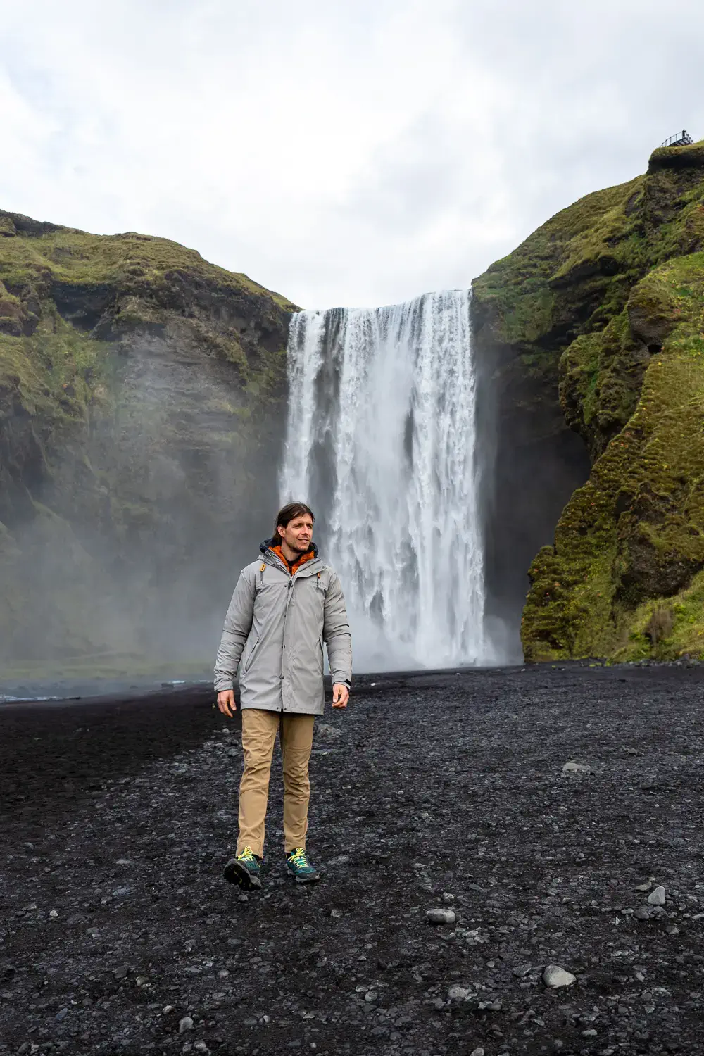 David frente a la cascada Skógafoss, una de las más famosas de la costa sur de Islandia.