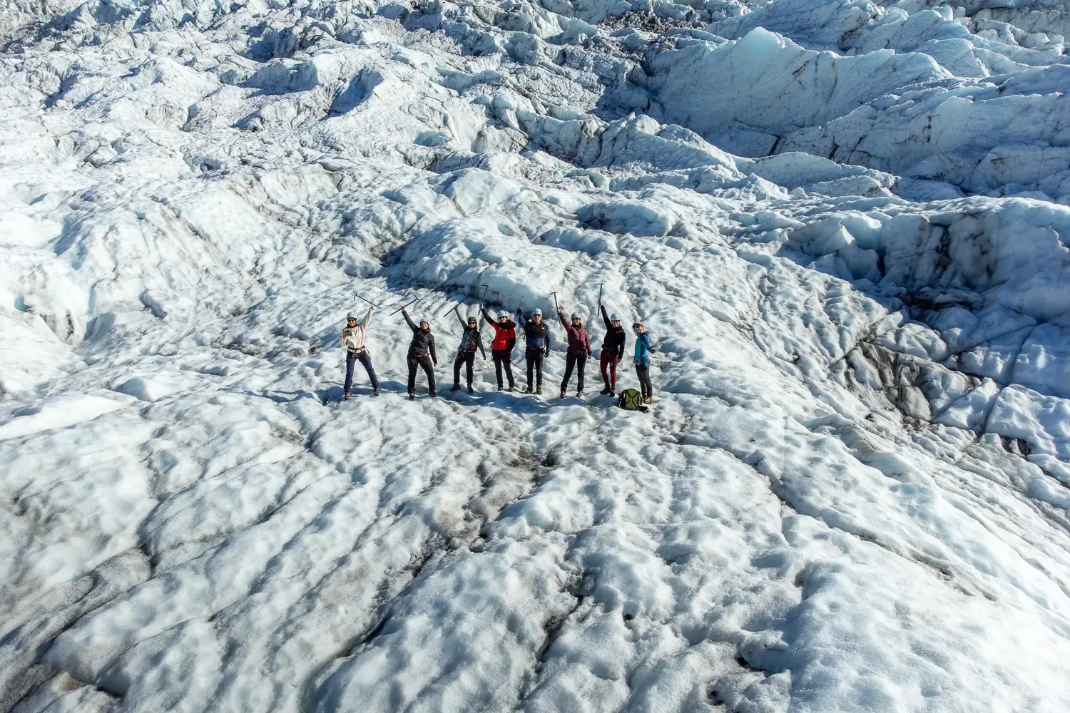 grupo de viaje durante una excursión de trekking por el glaciar Skaftafell, en el Parque Nacional Vatnajökull, Islandia.