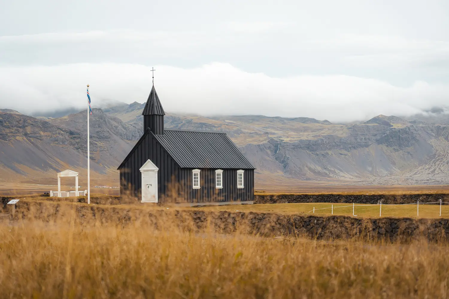 Búðakirkja, la icónica iglesia negra de madera rodeada de campos de lava en la península de Snæfellsnes, Islandia.