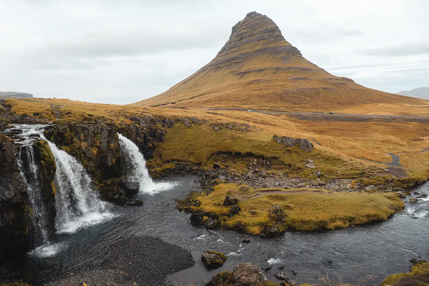 Cascada y montaña de Kirkjufell en la península de Snaefellsnes