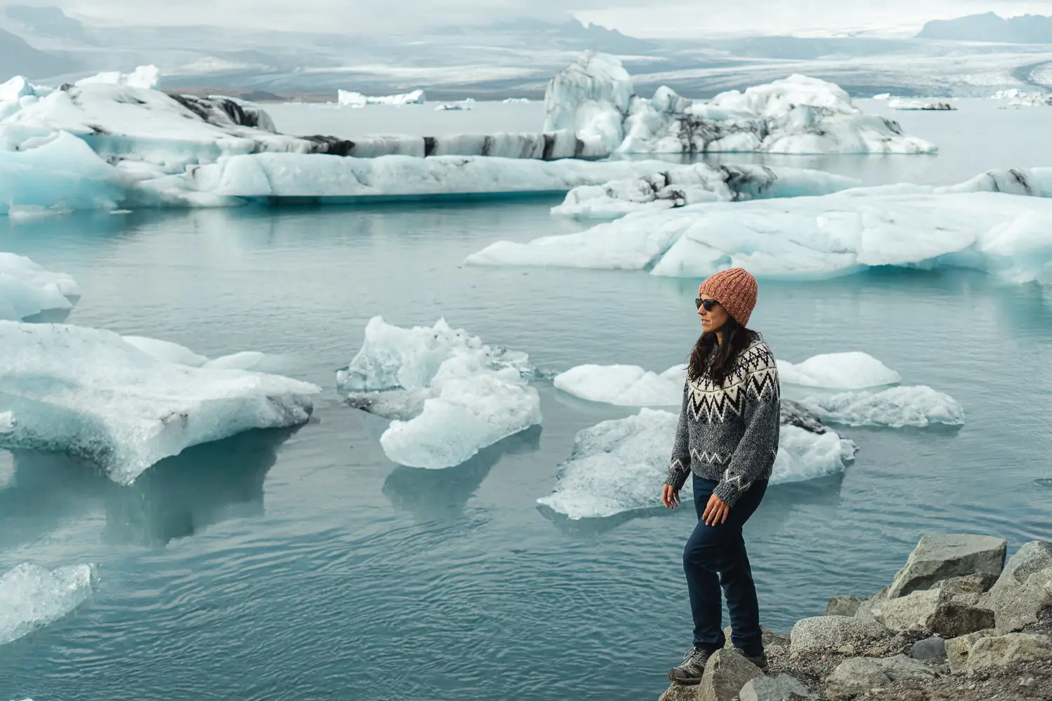 Laguna glaciar Jökulsárlón con grandes icebergs flotando en sus aguas junto al glaciar Vatnajökull, en Islandia.