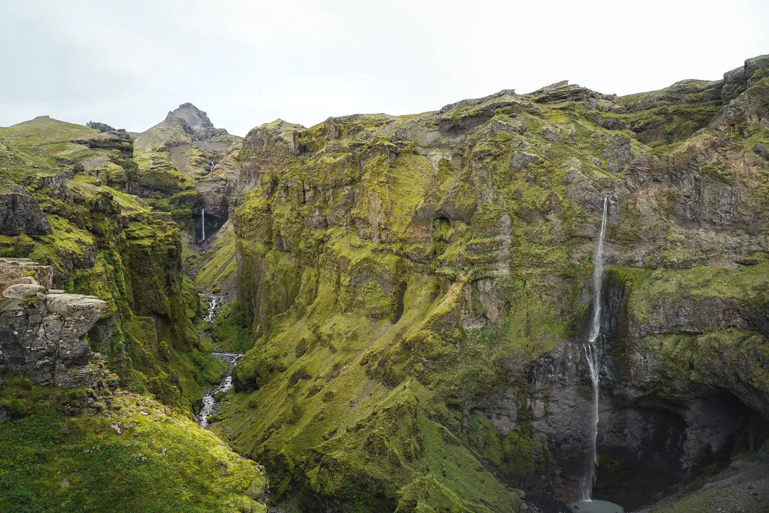Cañón Múlagljúfur con sus verdes paredes cubiertas de musgo y cascadas en el sur de Islandia.