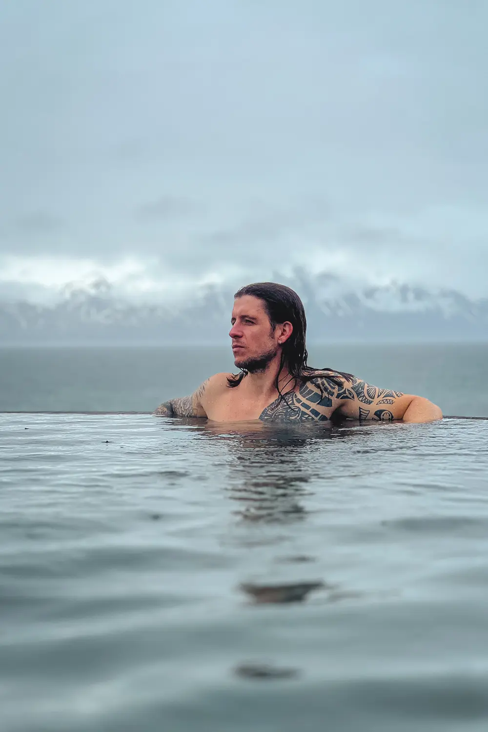 David disfrutando de las aguas termales de GeoSea en Húsavík, con vistas panorámicas al fiordo de Skjálfandi.