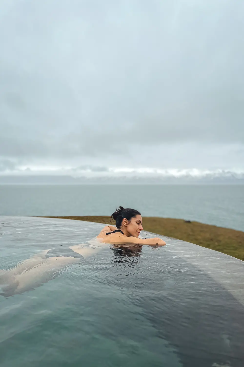 Silvia relajada en las aguas termales de GeoSea en Húsavík, con vistas panorámicas al fiordo de Skjálfandi.