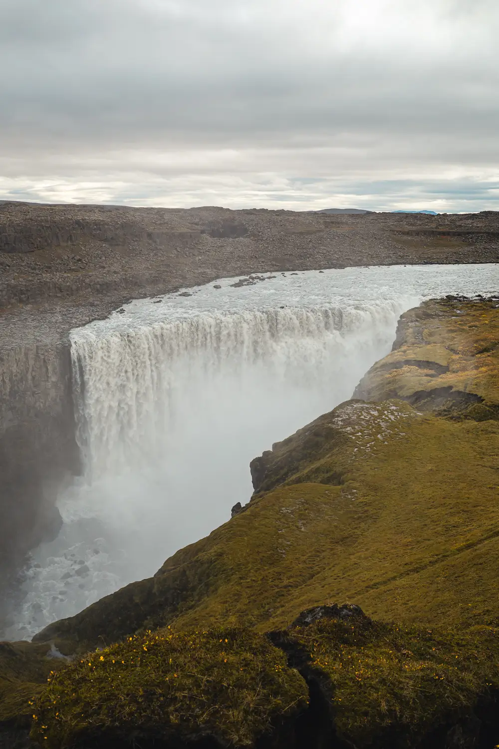 Cascada Dettifoss vista desde el lado oeste, una de las cascadas más impresionantes que ver en el norte de Islandia por su fuerza y caudal.