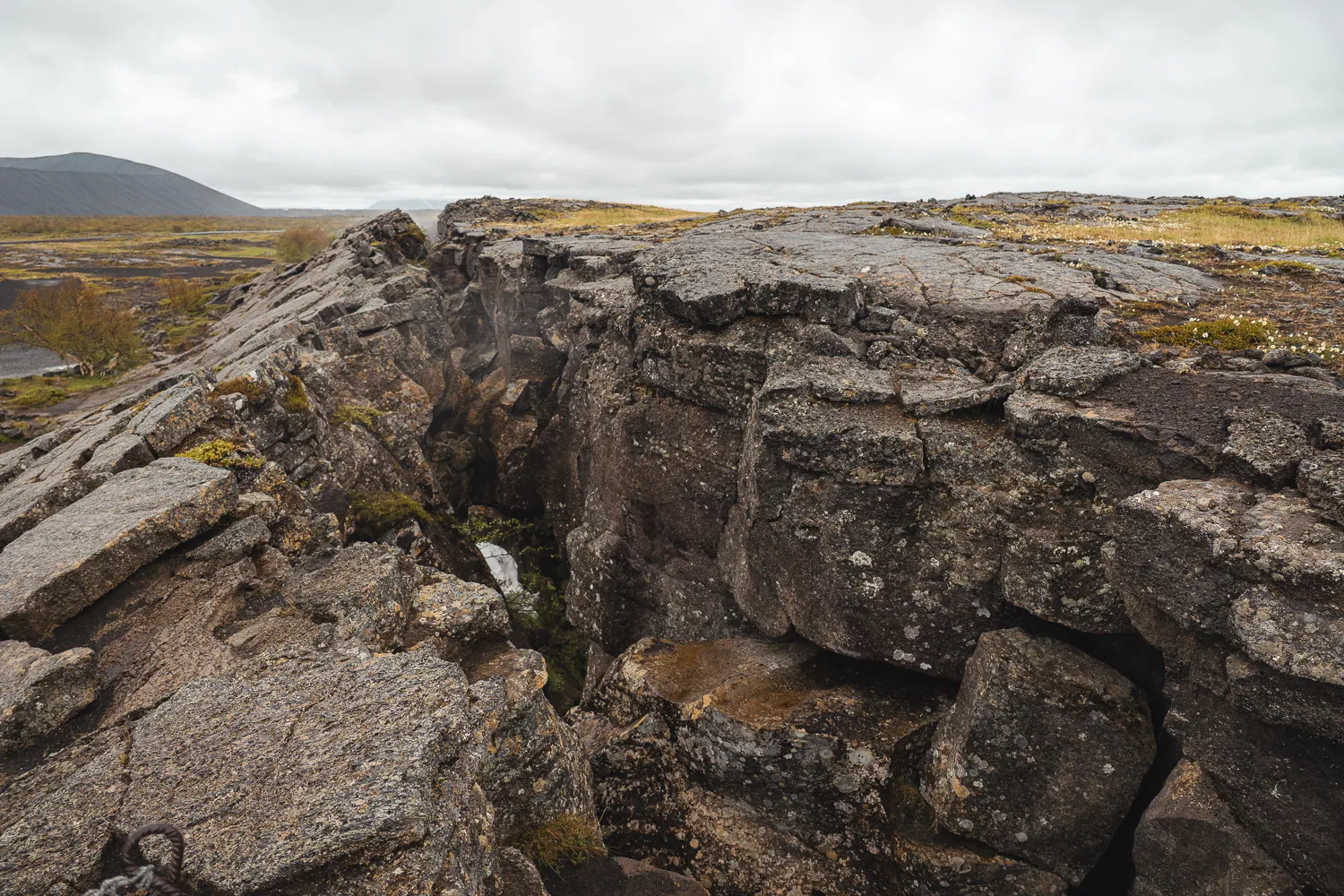 Fisura entre las formaciones de lava de Dimmuborgir, un paisaje volcánico de aspecto misterioso en la región de Mývatn.