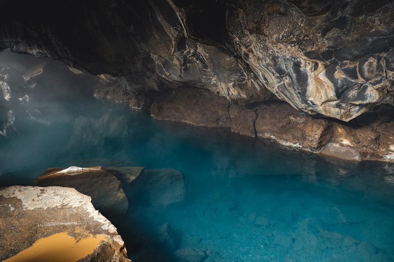 Cueva de Grjótagjá, una gruta volcánica con aguas termales de color azul turquesa entre las rocas de la región de Mývatn.