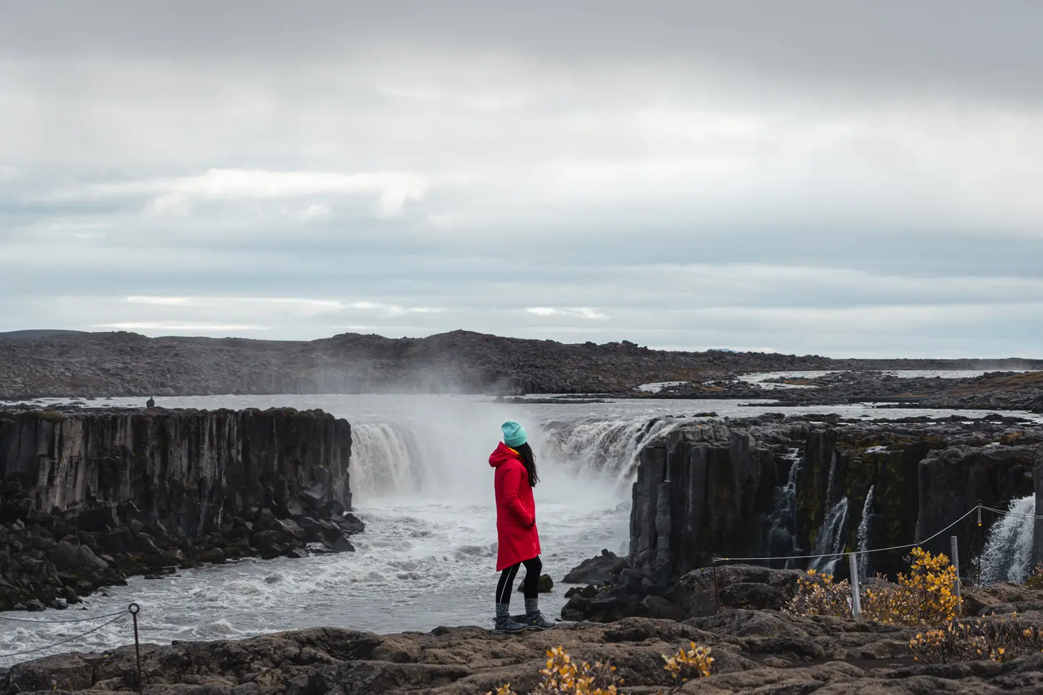 Silvia admirando la cascada Selfoss en el norte de Islandia con sus paredes de columnas de basalto.