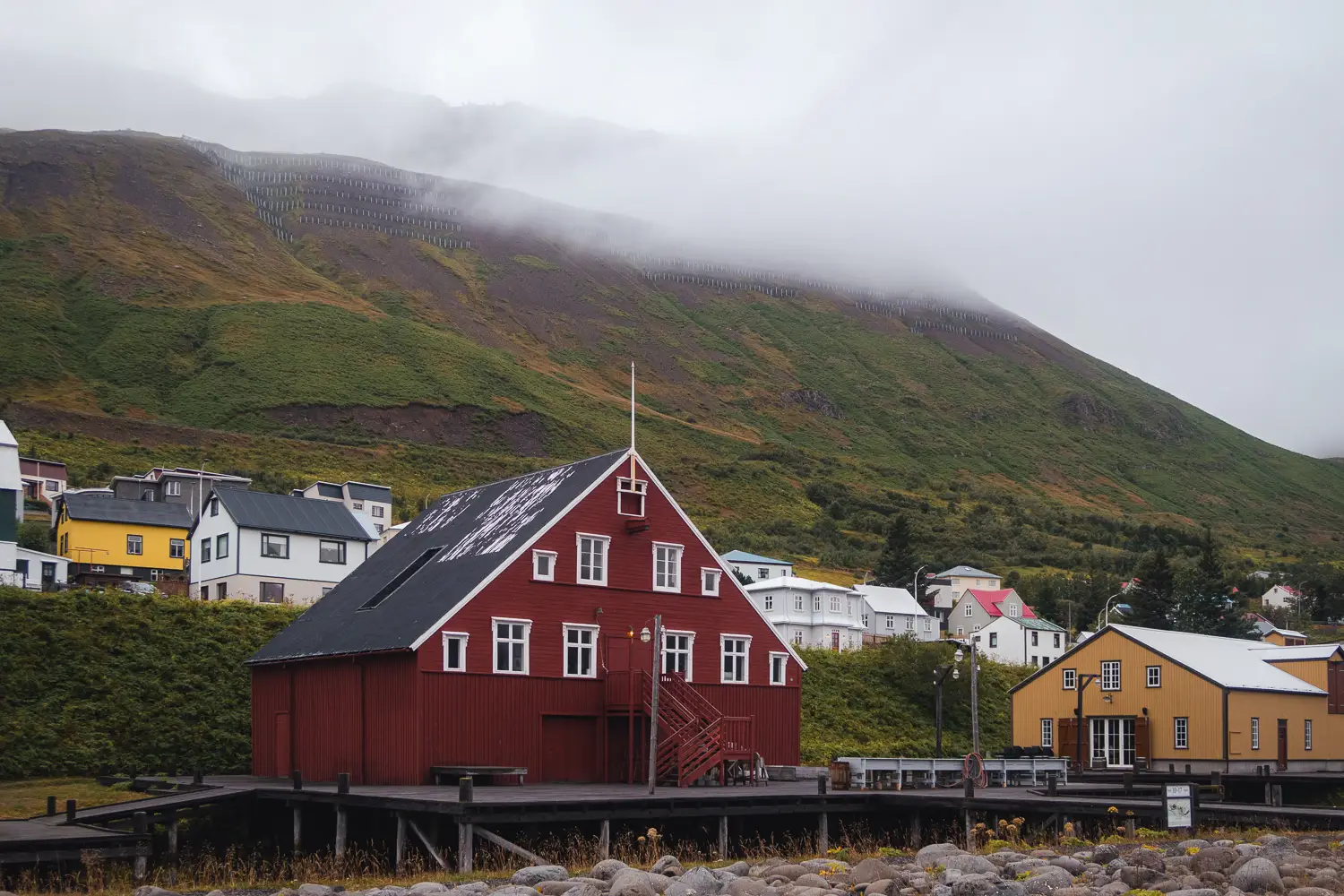 Vista del pueblo pesquero de Siglufjörður, con sus casas de colores junto al fiordo y las montañas que lo rodean.