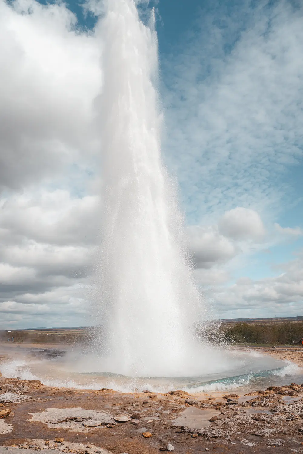 Géiser Strokkur en erupción en la zona geotérmica de Geysir, Islandia.