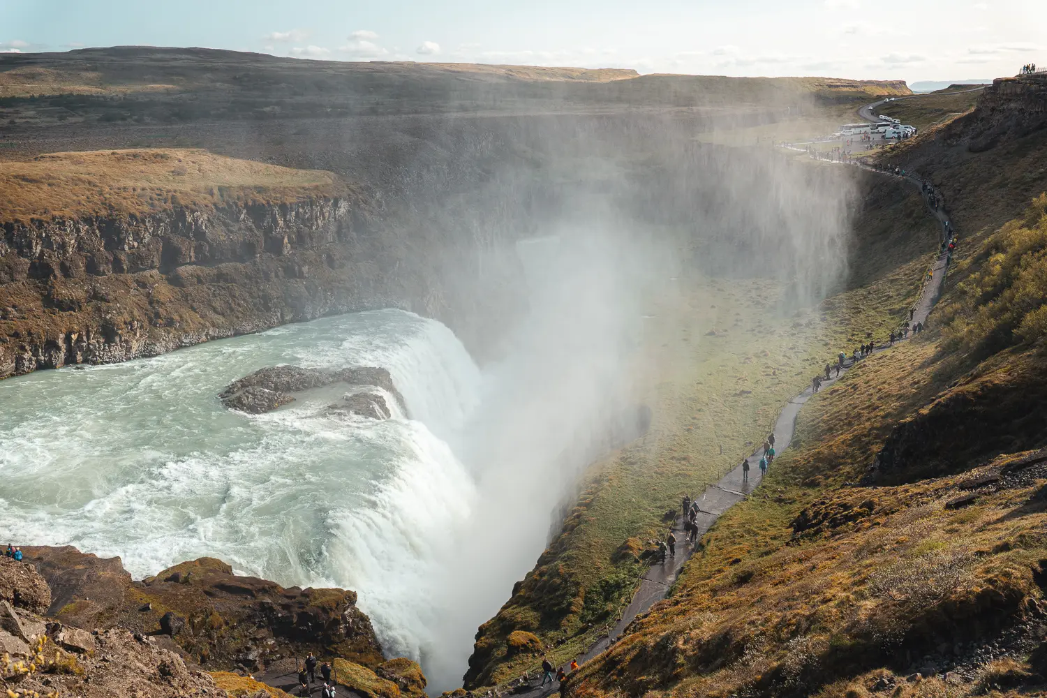 cascada Gullfos con el salto de agua y la nube de vapor. 