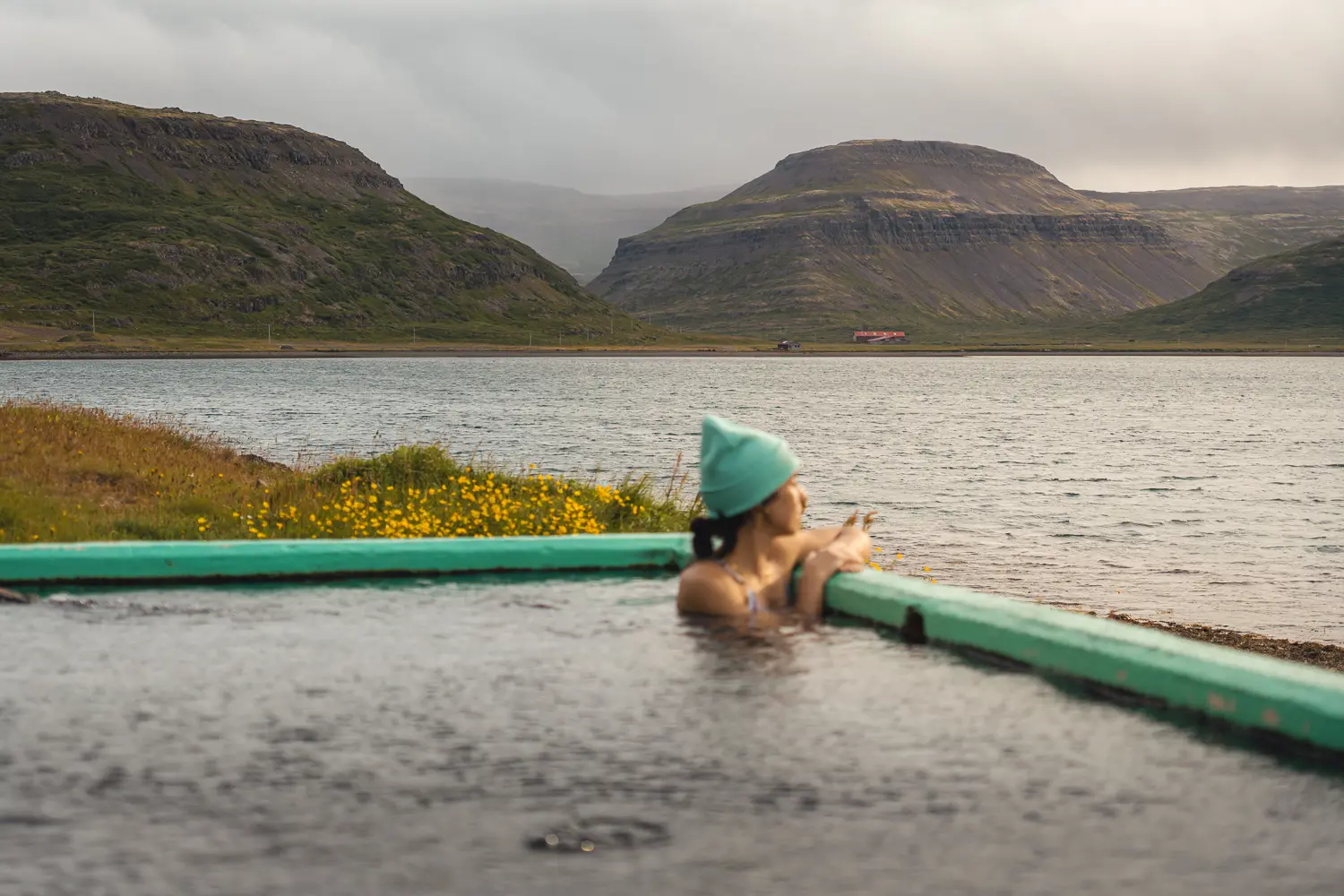 Silvia dándose un baño en la piscina termal Hörgshlíðarlaug y disfrutando de las vistas al fiordo.
