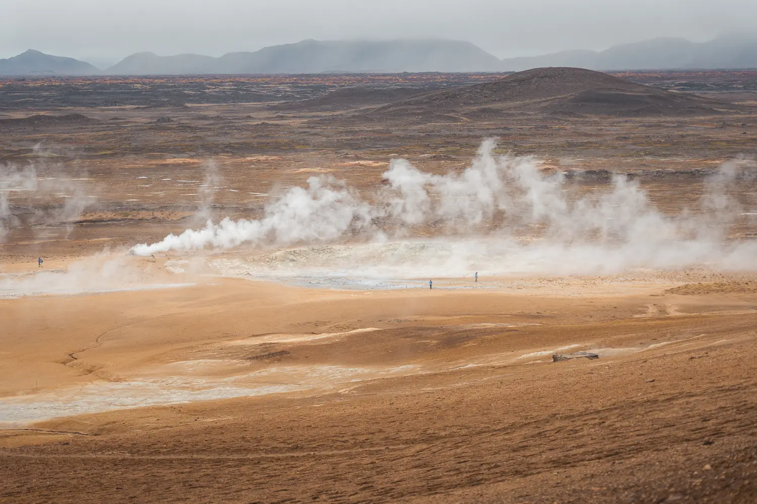 Fumarolas y actividad geotérmica en Hverir, un paisaje de tierras humeantes y colores minerales que ver en el norte de Islandia