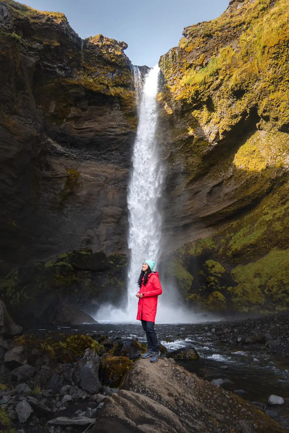 Silvia frente a la cascada Kvernufoss, una joya escondida de la costa sur de Islandia.
