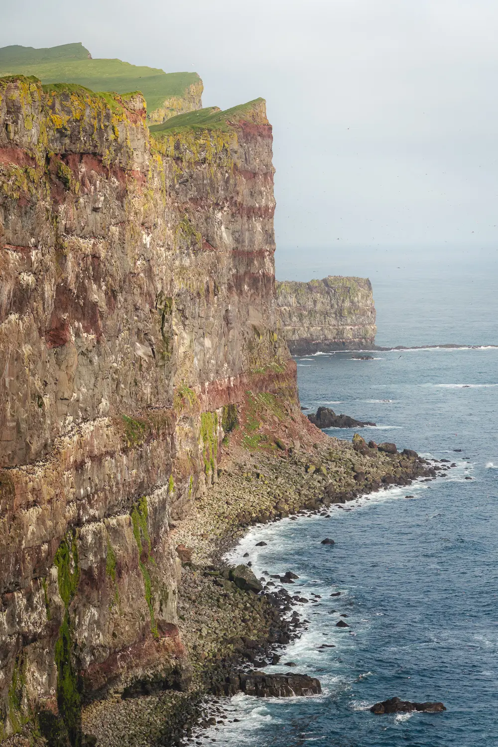 Vista panorámica de los acantilados Látrabjarg  con sus paredes verticales 