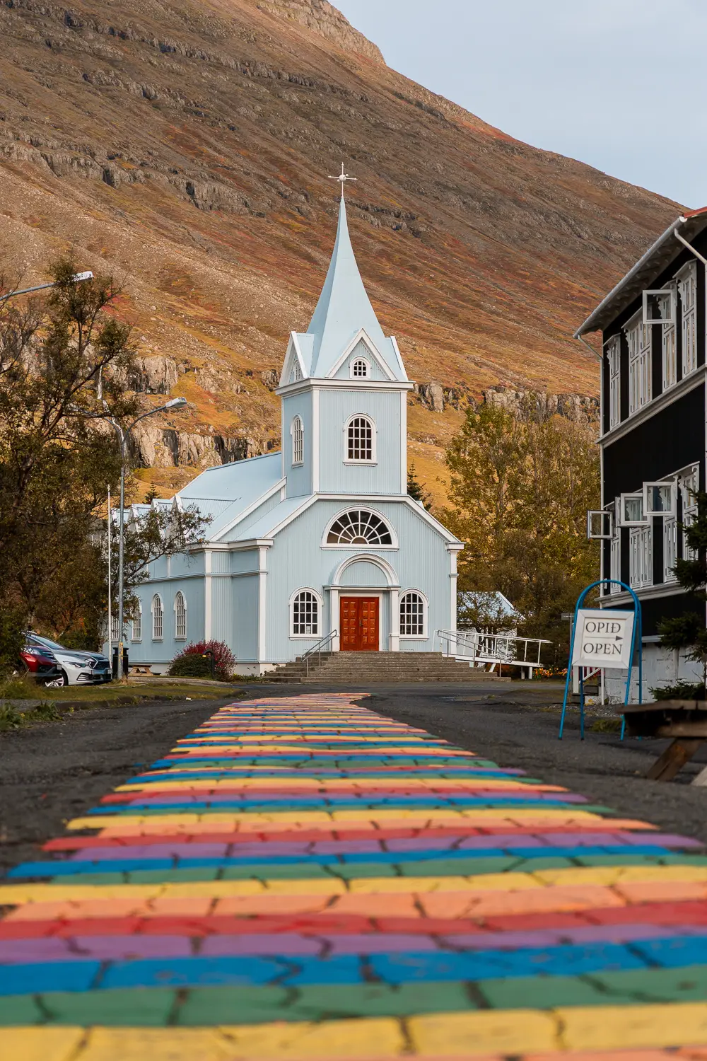 Iglesia azul de Seyðisfjörður al final de la calle arcoíris, uno de los rincones más pintorescos del este de Islandia.