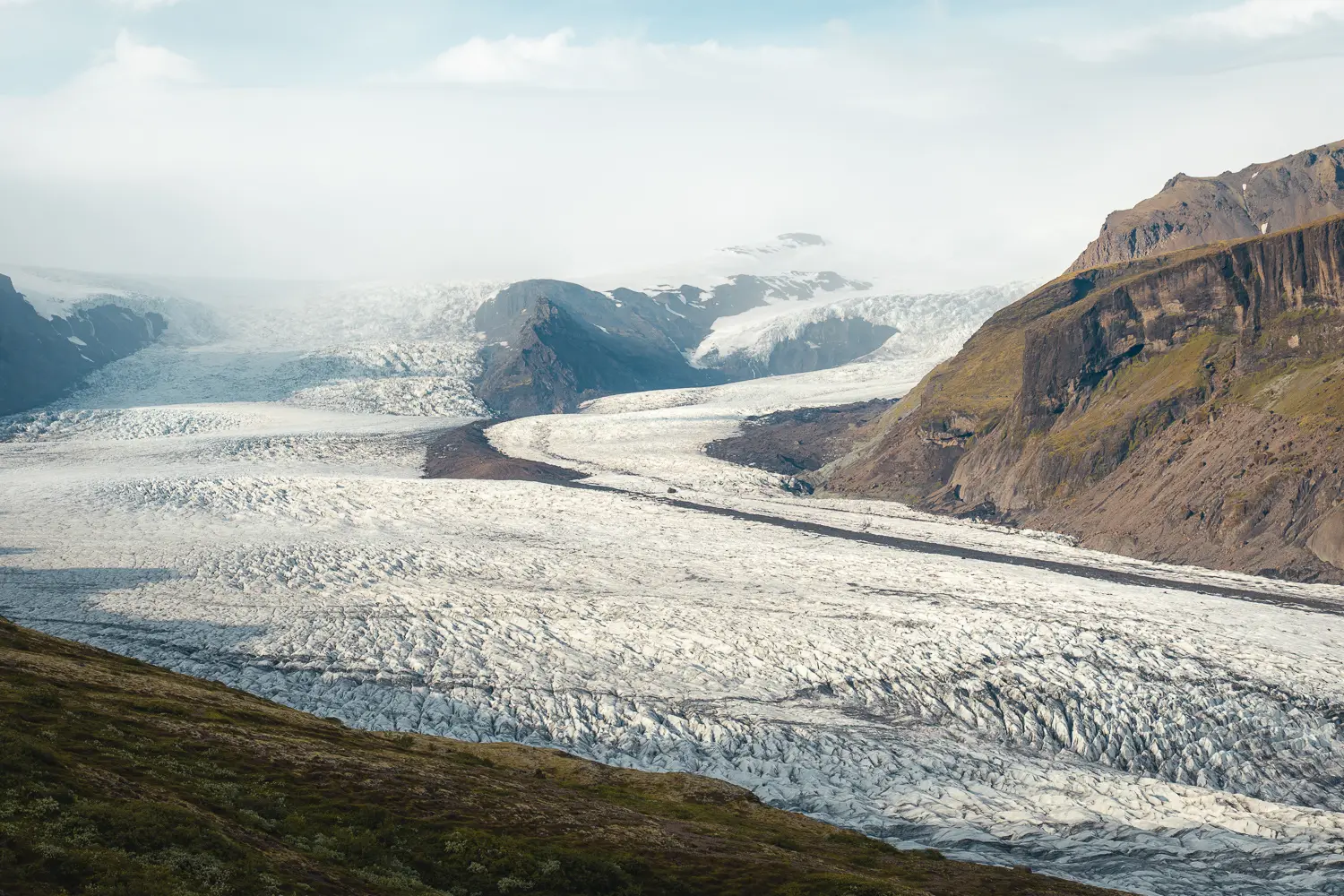 Glaciar Vanajökull y montañas en el sur de Islandia