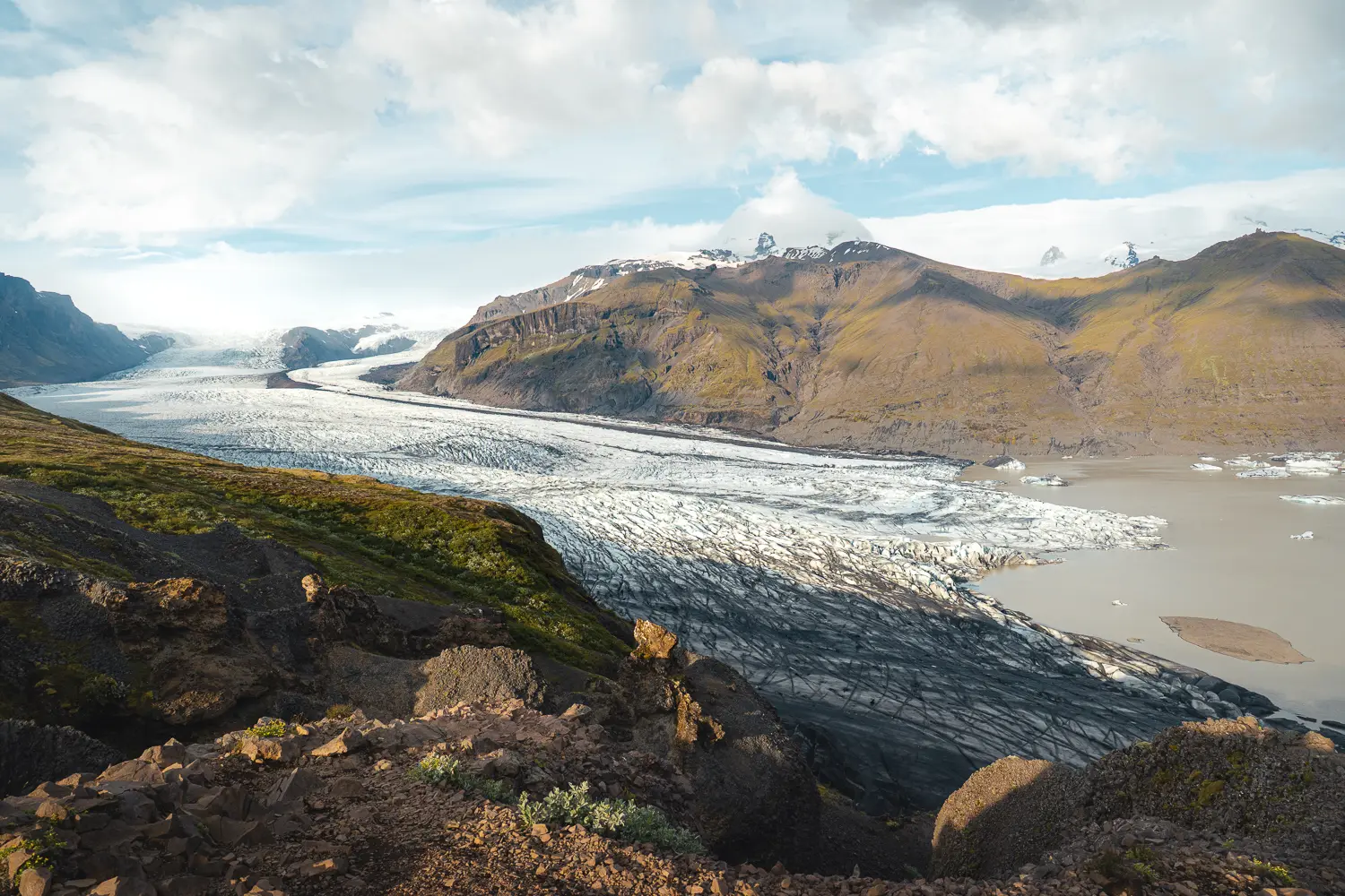 Vistas al glaciar de Skaftafell con la lengua de hielo muriendo en una laguna.