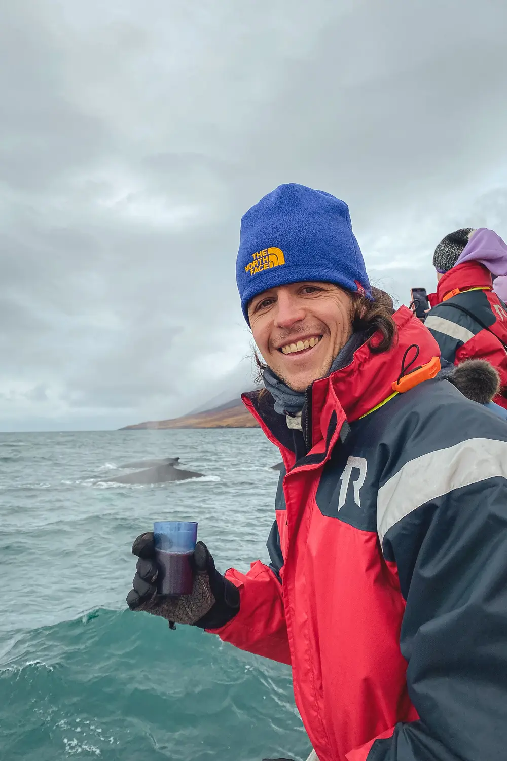 David en un barco de avistamiento de ballenas en un fiordo de Islandia, disfrutando de una excursión para observar cetáceos en libertad.