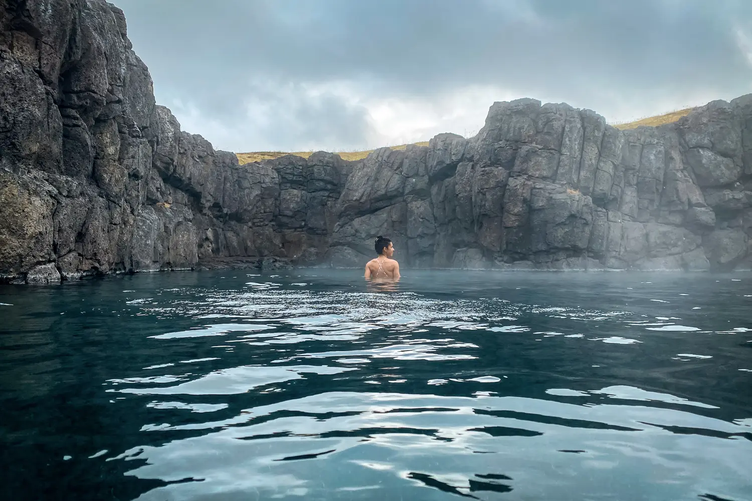 Silvia disfrutando de un baño en las aguas termales de Sky Lagoon, cerca de Reikiavik, Islandia.