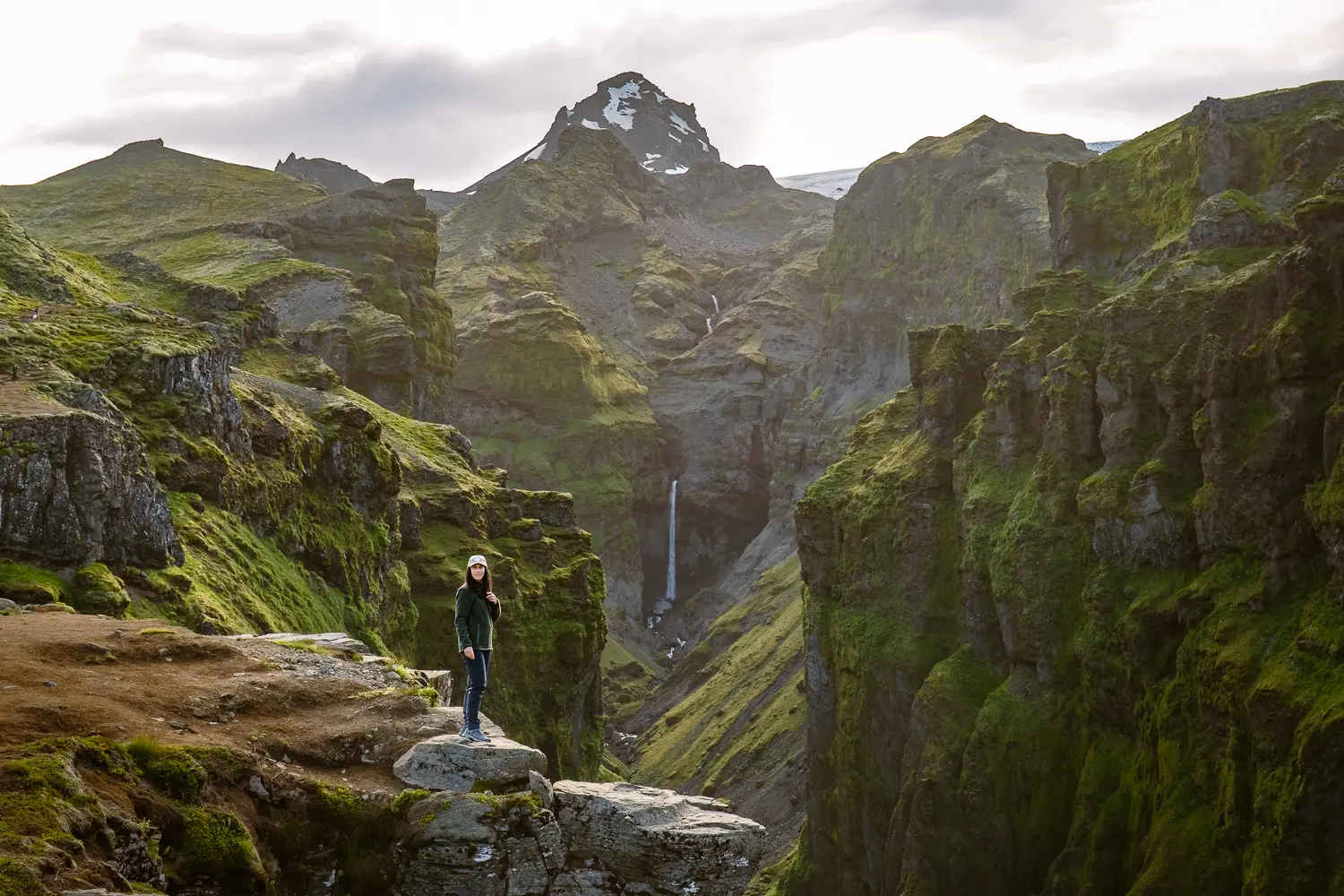 Paisaje del cañón de Múlagljúfur con una cascada al fondo, en el sur de Islandia