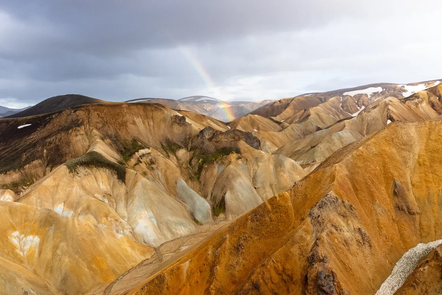 Arcoíris sobre las montañas de colores de Landmannalaugar, en las Tierras Altas de Islandia.