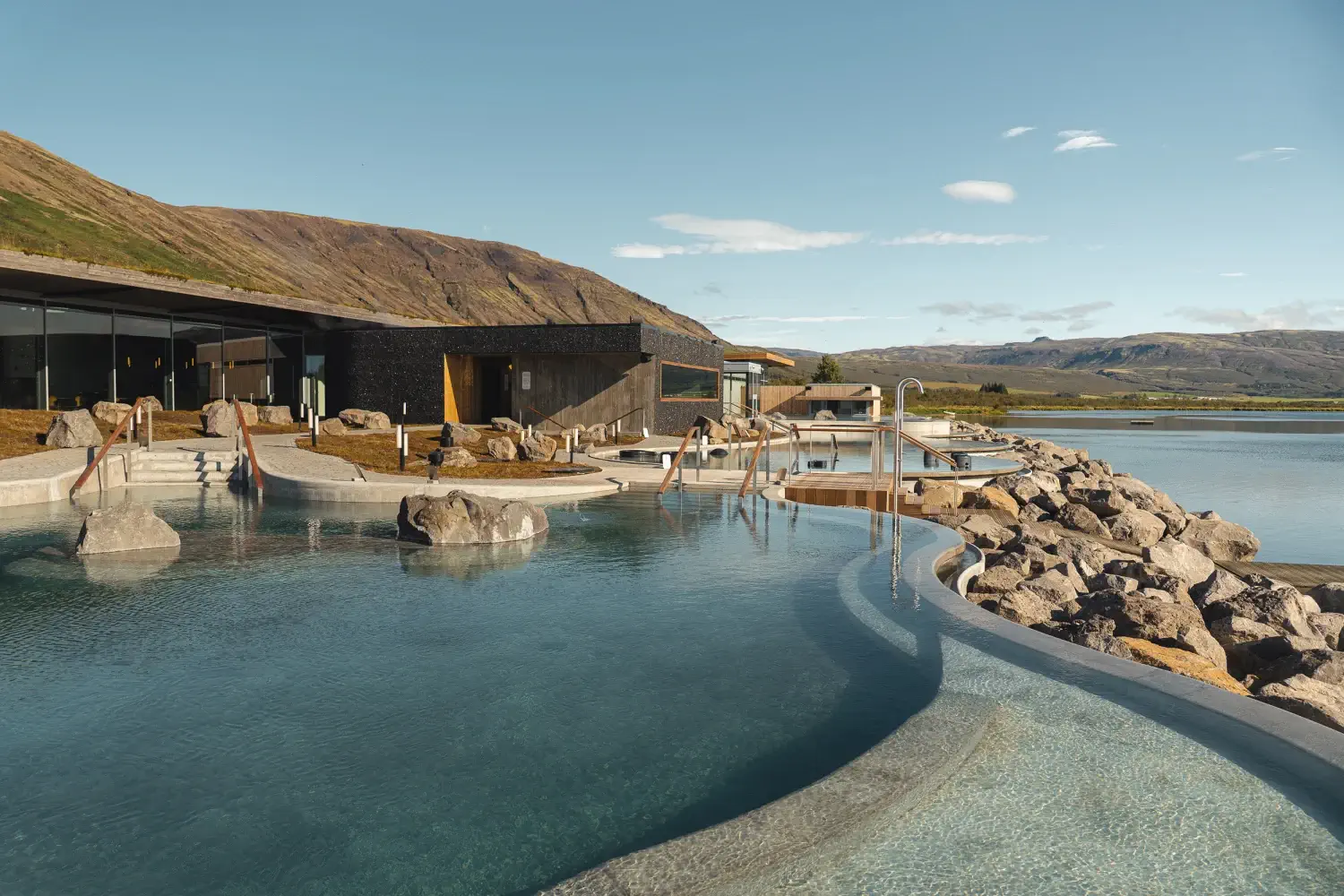 Baños termales Fontana en Laugarvatn, una parada relajante en una ruta de 10 días por Islandia.