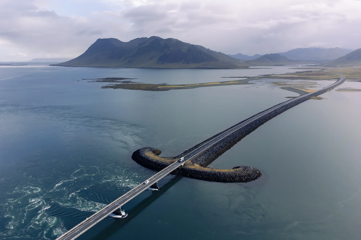 Carretera sobre el mar en la península de Snaefellsnes, Islandia