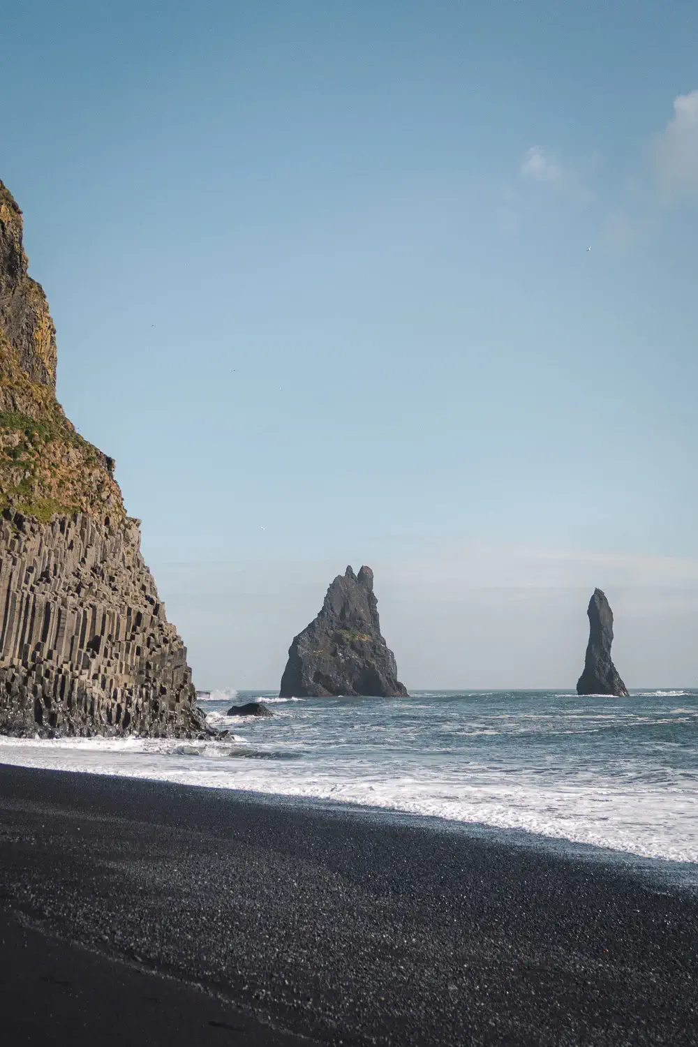 Playa de Reynisfjara con las columnas de basalto y arena negra