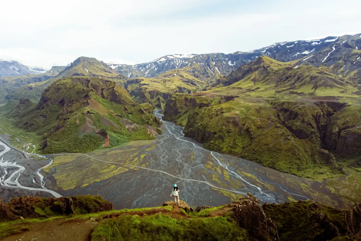 Vista panorámica del valle de thorsmork durante el verano, la mejor época para viajar a Islandia y las Highlands