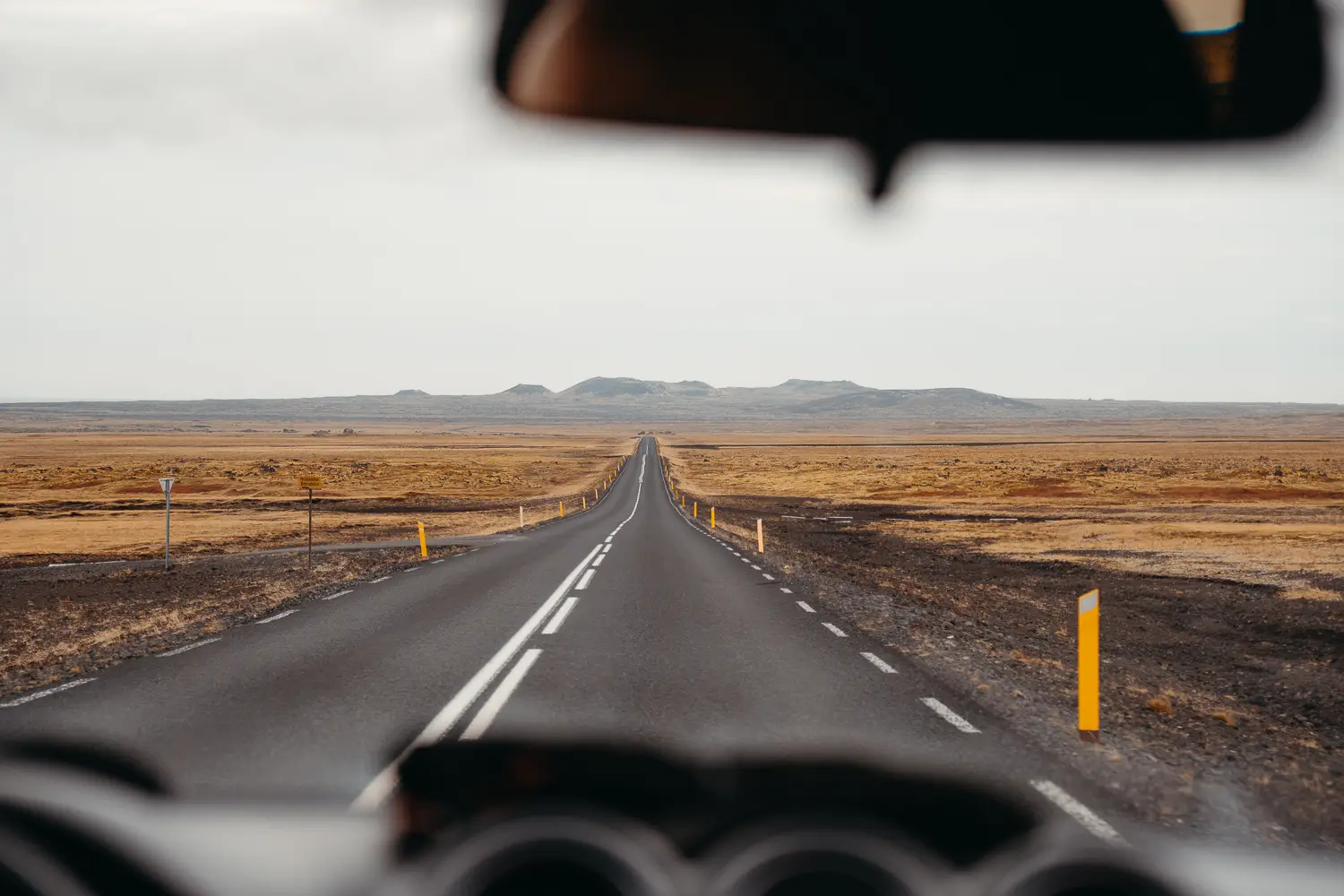 Carretera en Islandia atravesando un paisaje volcánico