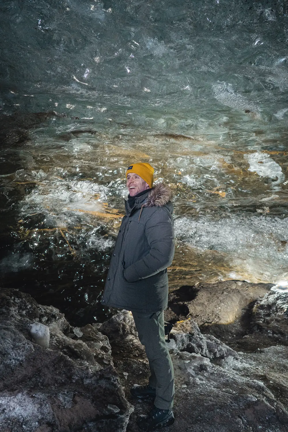 David admirando una cueva de hielo natural, una de las mejores cosas que hacer en Islandia en invierno.