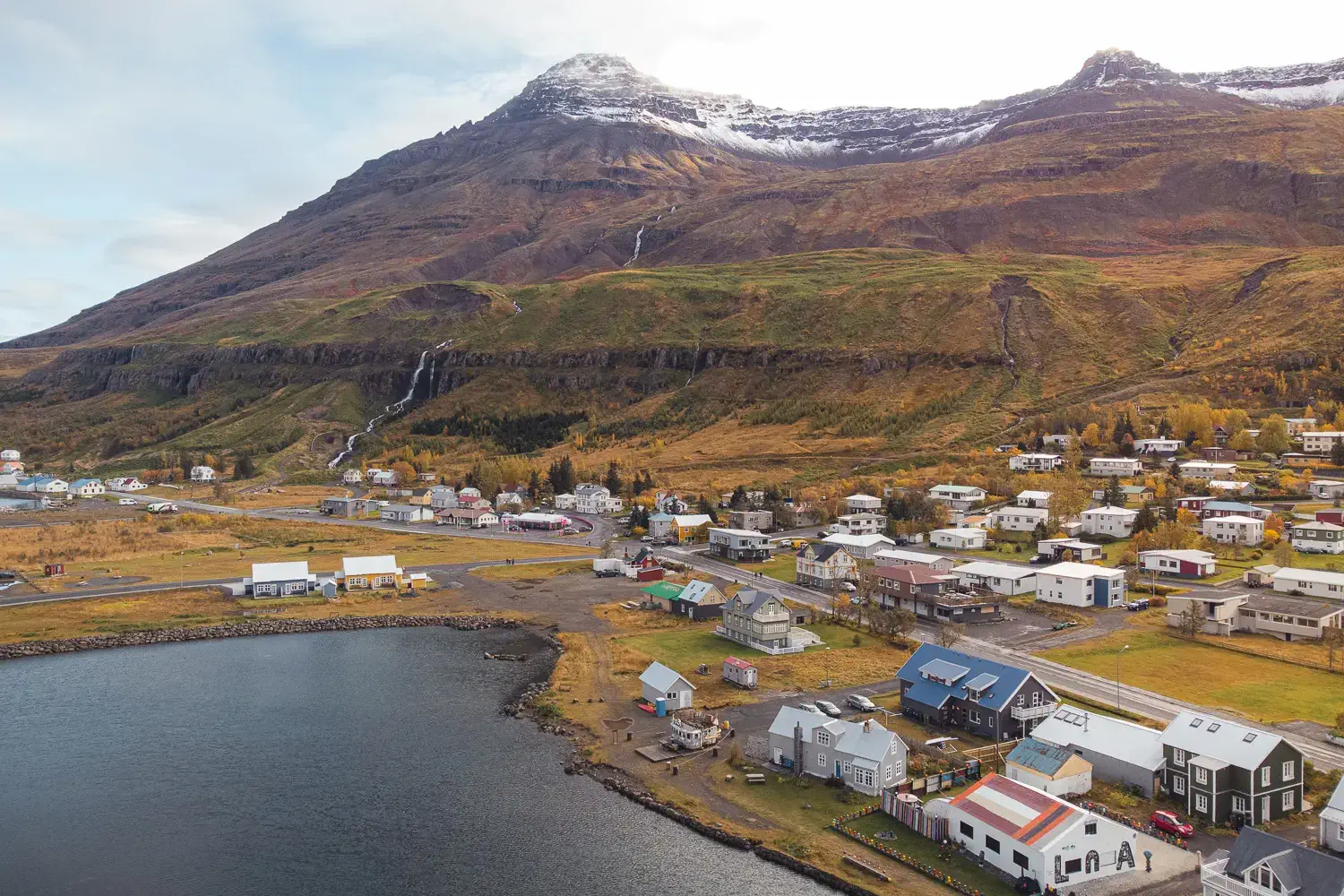 Vista panorámica de Seyðisfjörður, a vista de dron con sus montañas situado junto al fiordo, en el este de Islandia